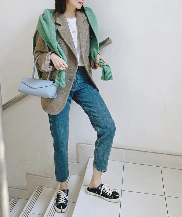 Áo blazer với quần jeans + áo thun cổ tròn + quàng áo len