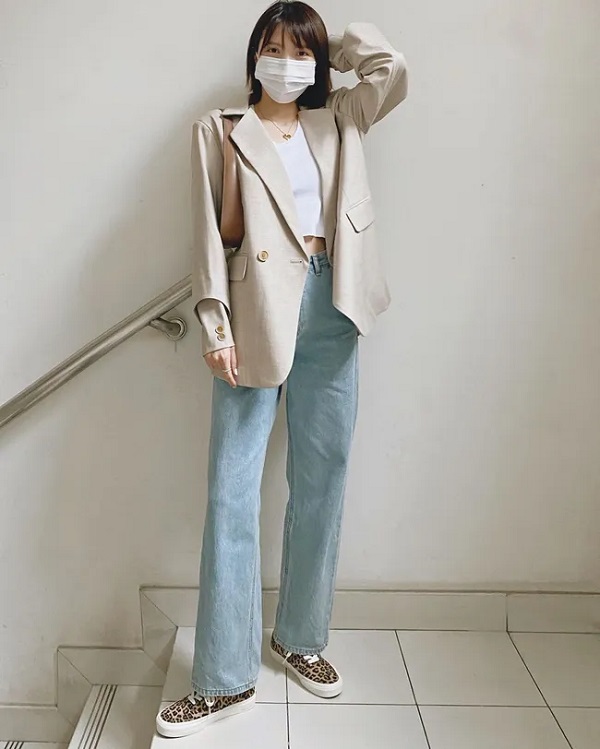 Áo blazer trắng kem với quần jeans xanh nhạt + áo croptop
