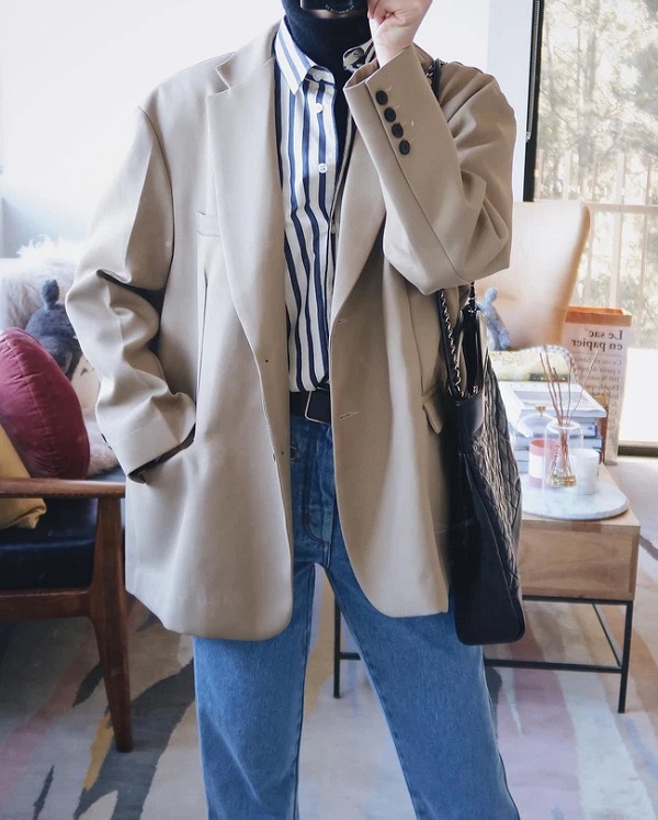 Áo blazer với quần jeans + layer áo sơ mi ngoài