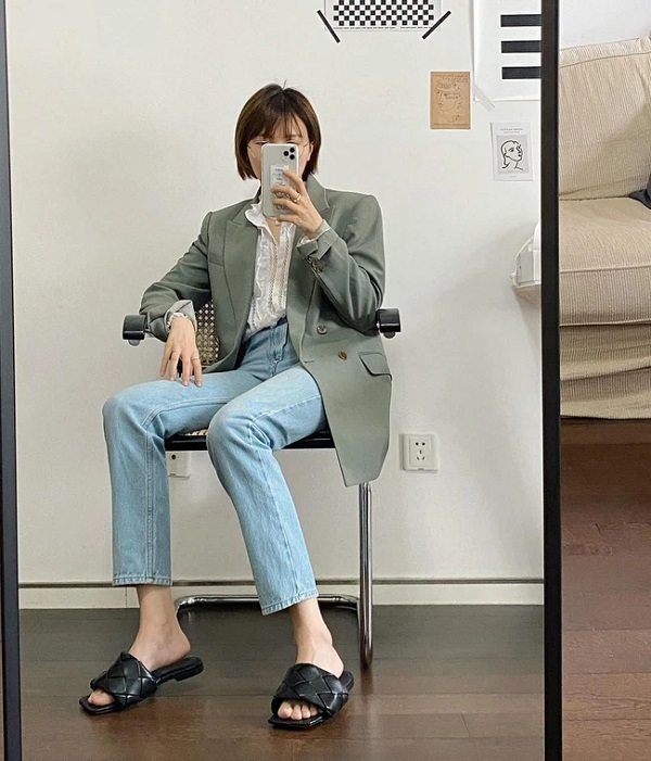 Áo blazer với quần jeans + áo blouse