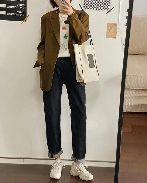 Áo blazer với quần jeans + áo thun hoạ tiết + giày sneaker