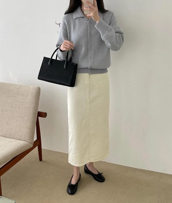 Áo cardigan xanh nhạt và chân váy trắng