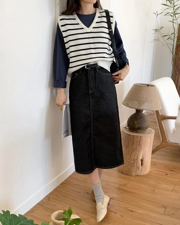 Áo thun dài tay + Gilet len + Chân váy denim đen
