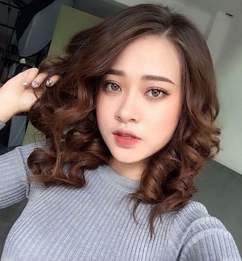 Tóc ngắn ngang vai uốn lọn to