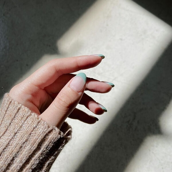 Mẫu nail mùa hè kiểu Pháp màu xanh bơ
