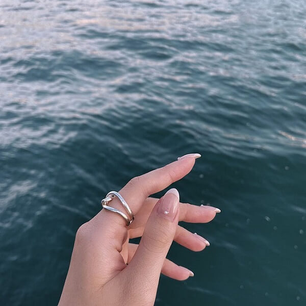 Mẫu nail mùa hè kiểu Pháp đính ngọc trai