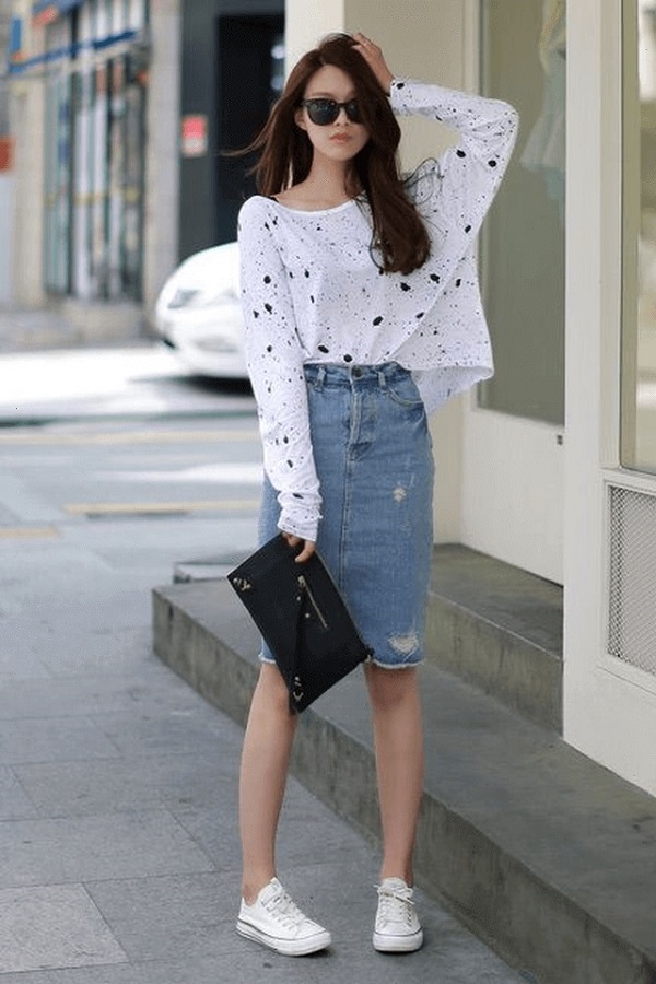 Phối váy bút chì và giày thể thao